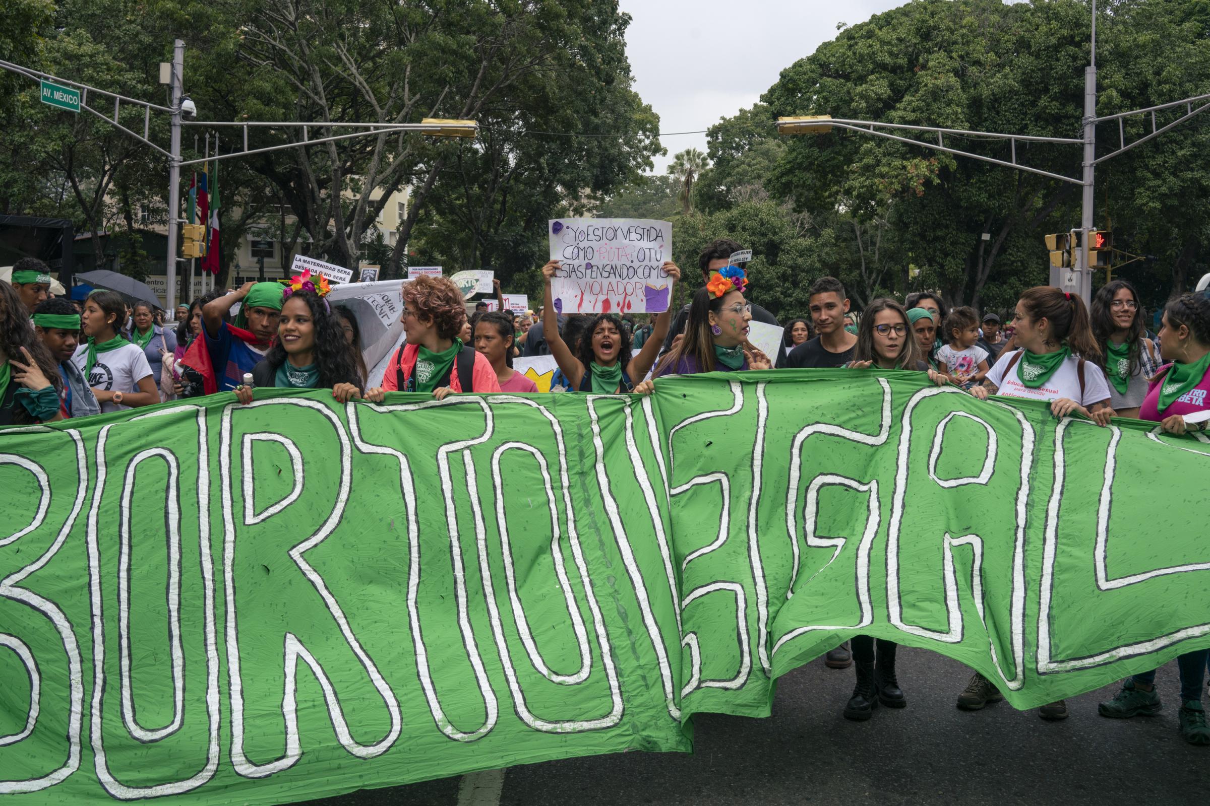 Venezuelan Women March to Repeal Prison Sentences For Those Who Abort and Their Companions | El País -   Women hold signs during the march for the...