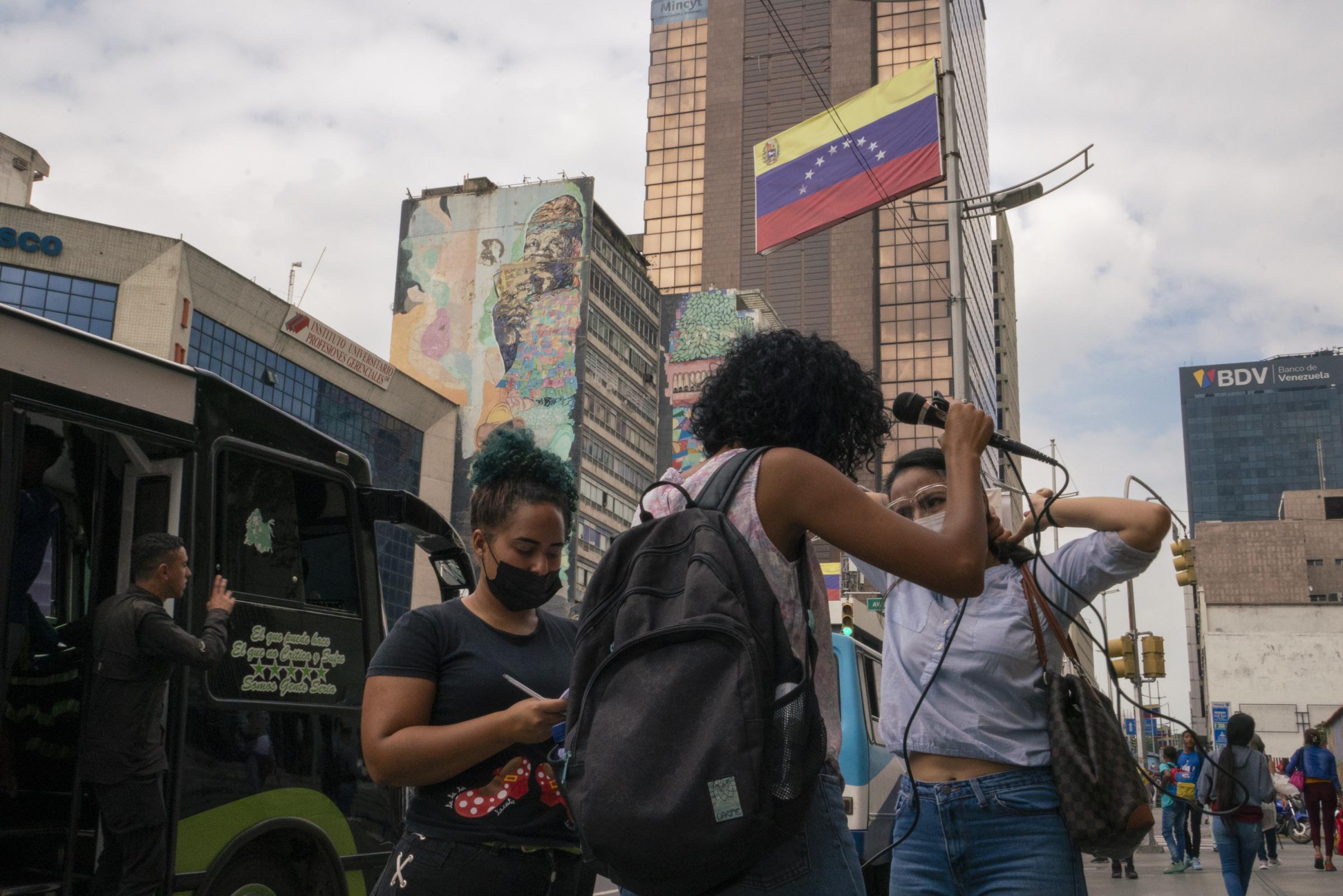 The Washington Post | On buses and balconies, Venezuela’s citizen reporters take news to the people