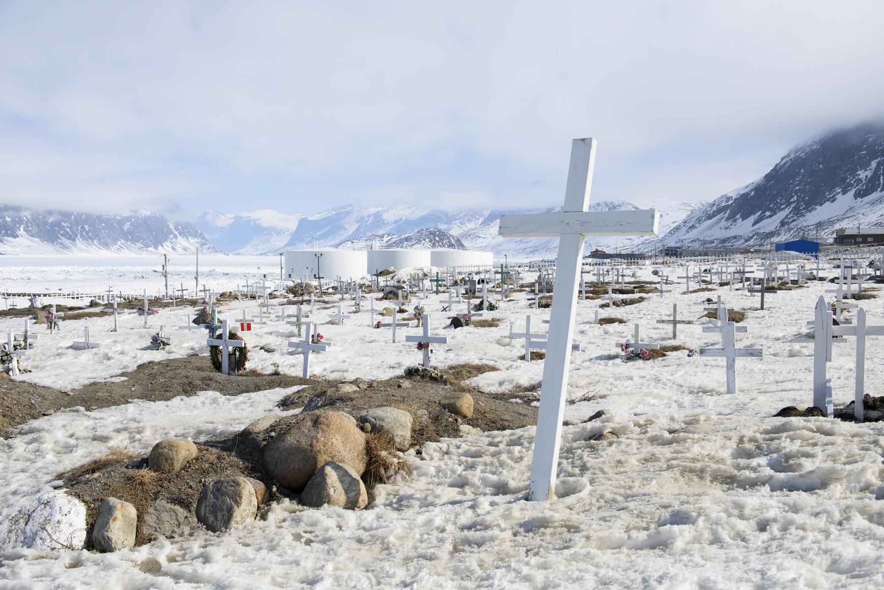 No Place to Grow Old - The Globe and Mail - The cemetery sits in the middle of town in Pangnirtung,...
