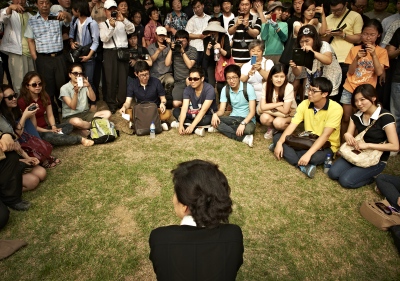 At the Seoul National Cemetery, after having visited her father&#39;s grave. On her way out she ran into a crowd of young people, and she sat down to talk with them for a moment.