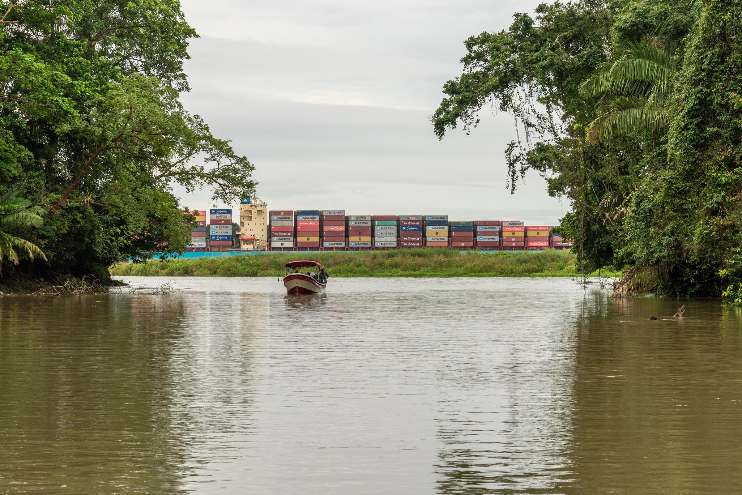 Bloomberg: Saving the Panama Canal Will Take Years and Cost Billions, If It’s Even Possible - Cargo ships cross behind a piece of tall grass at Gatún Lake, Colon, on Monday, Nov. 20, 2023...