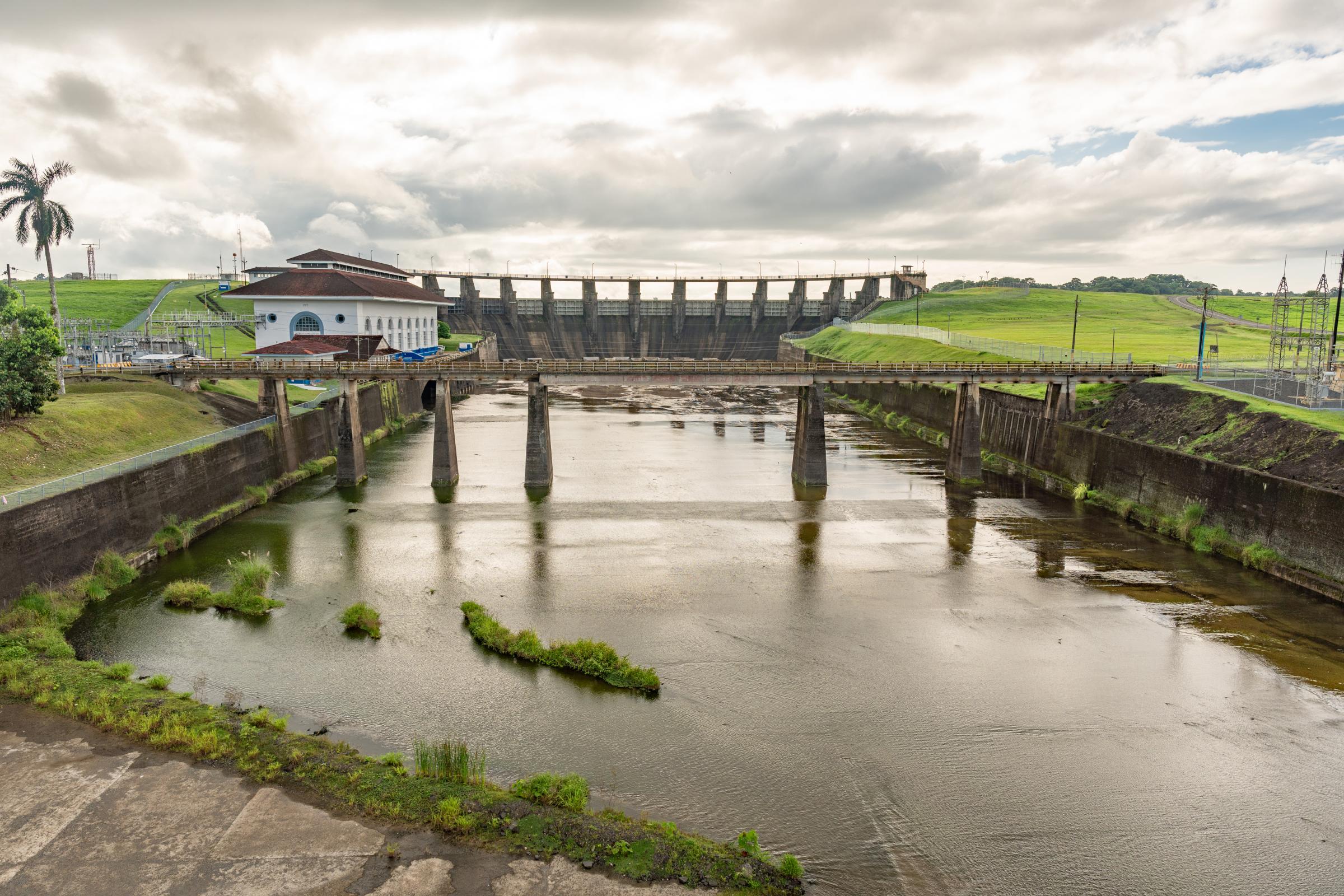 Bloomberg: Saving the Panama Canal Will Take Years and Cost Billions, If It’s Even Possible - water dam of the Gatún Lake, on the Atlantic side, near the Agua Clara Locks in Colón, on Monday,...