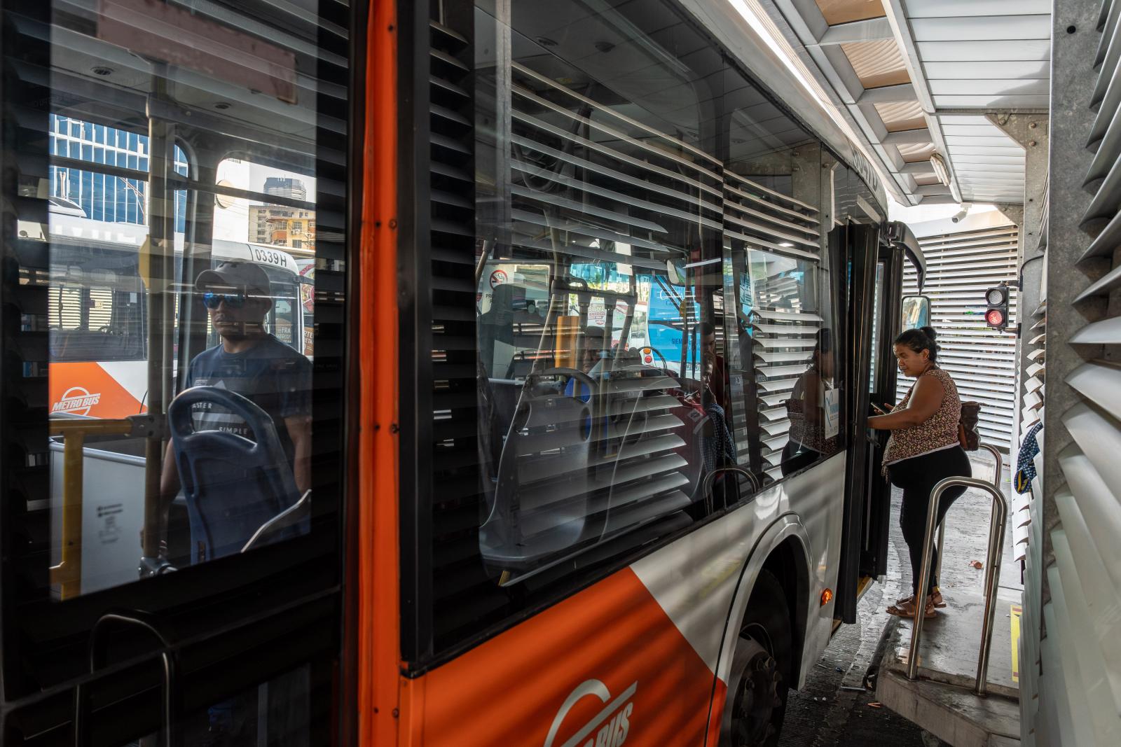 People getting on the bus at th...IMF Photo/Walter Hurtado Lozano