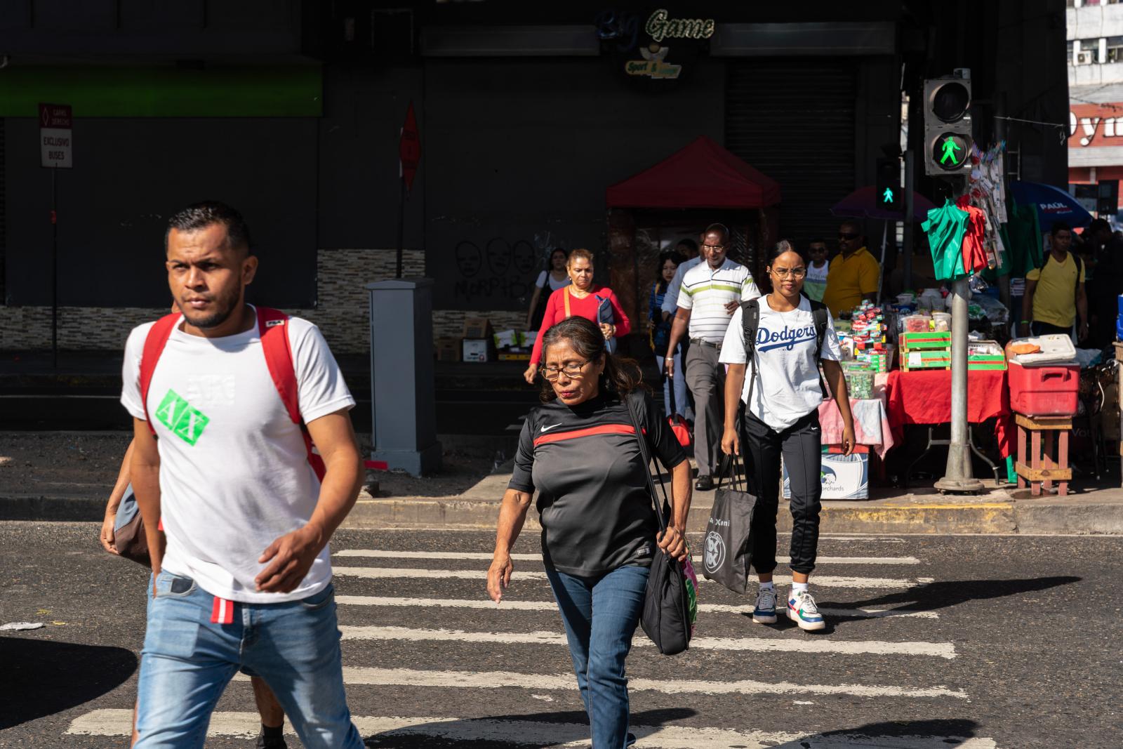 Beginning of a workday People c...IMF Photo/Walter Hurtado Lozano