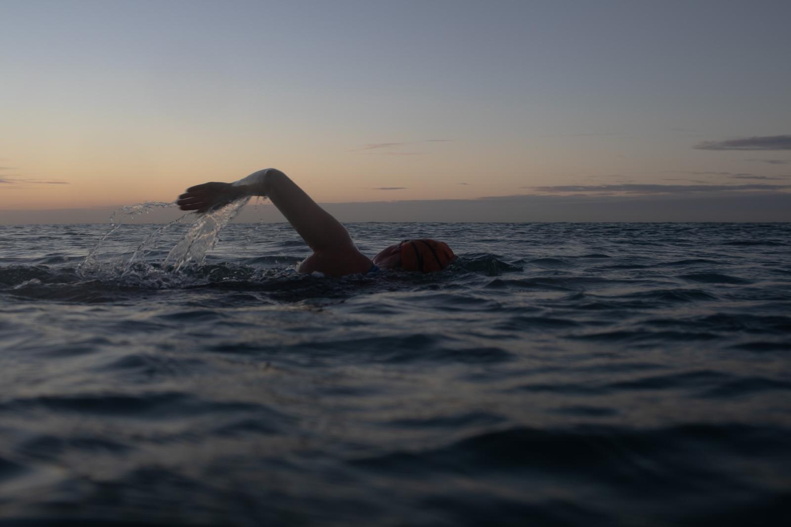 Visual Story - Sunrise swimmer