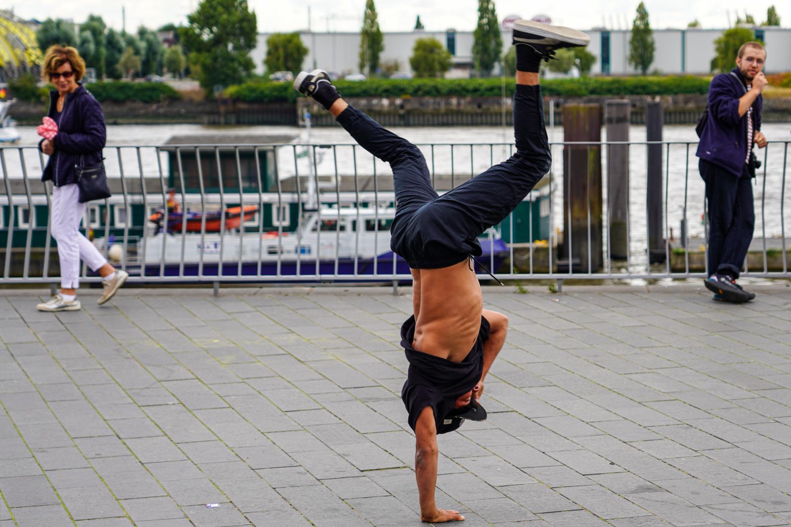 Thumbnail of Breakdance Culture A young man p_p;uuml;cken on the Elbpromenade.