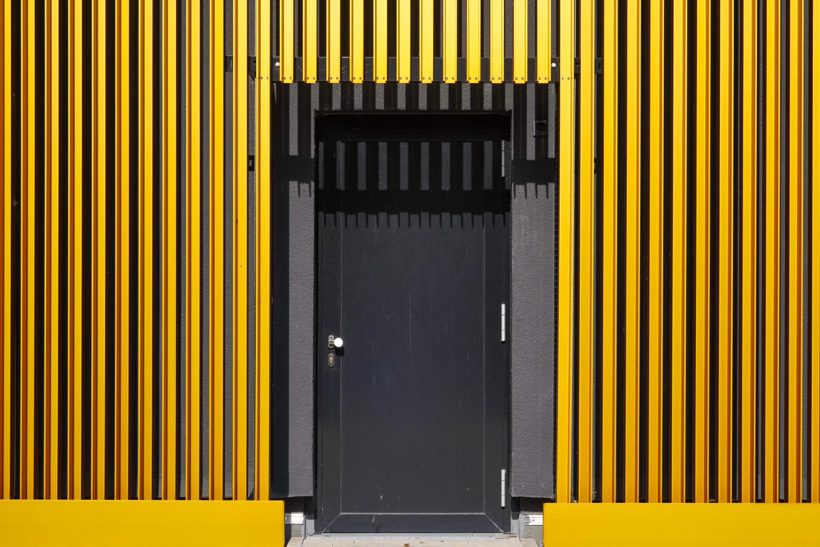 Simplicity in Yellow: Interplay of Light and Shadow