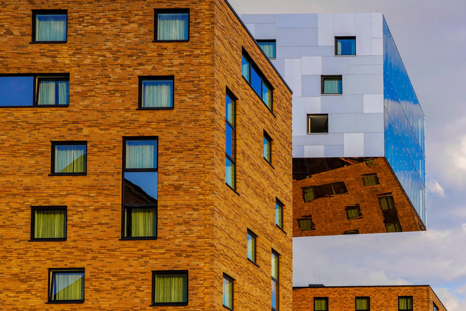Harmony in Contrast: Highly reflective Aluminium Cladding | Buy this image