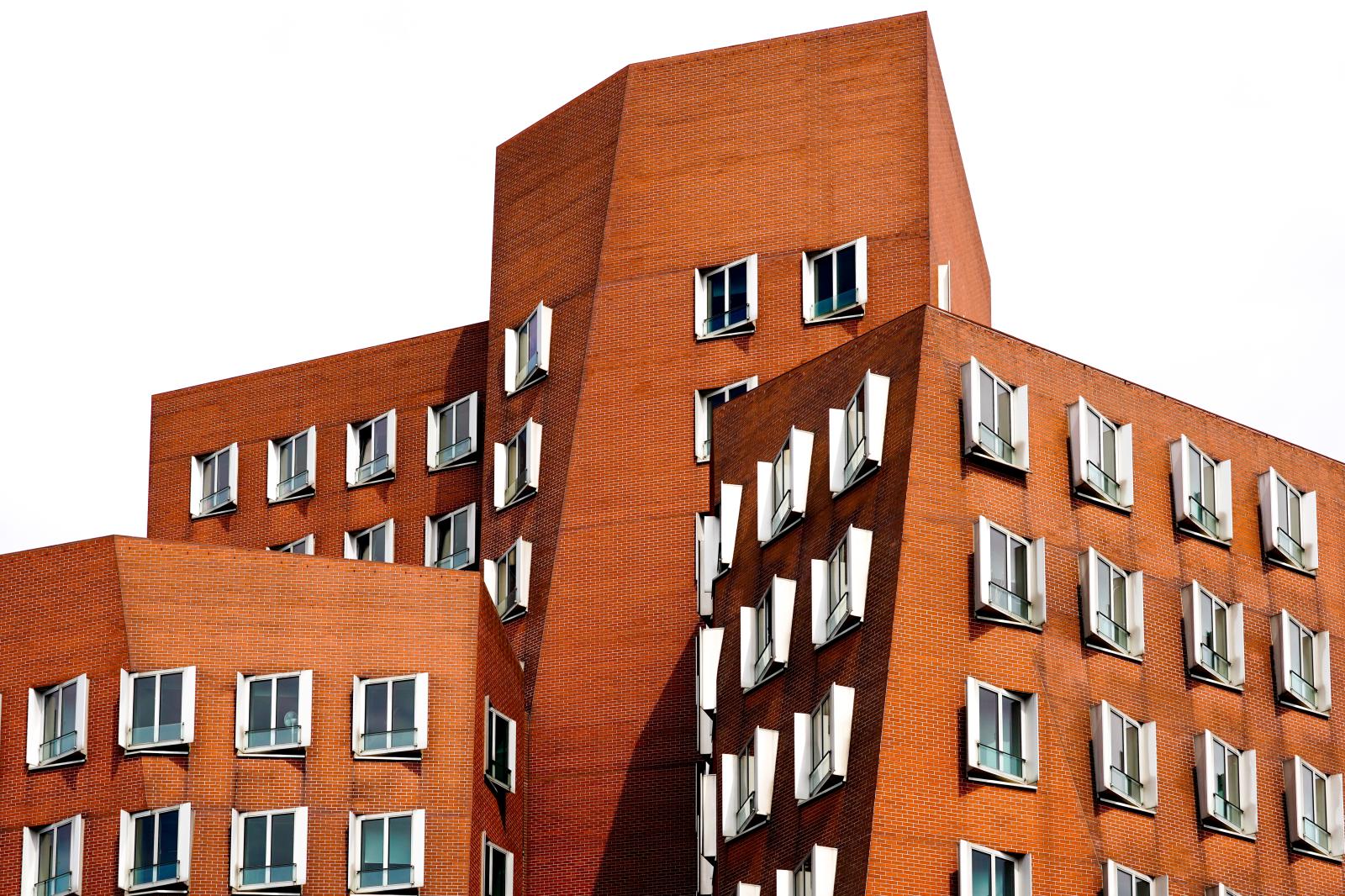 Architectural City Tours: Gehry Building Düsseldorf. Clinkered Curves: Dynamic Interplay of Form