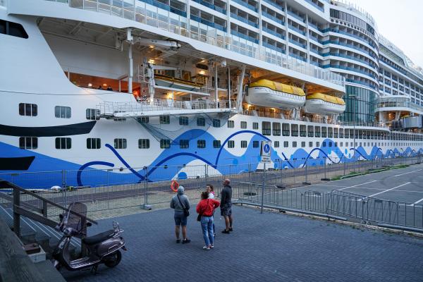 Tourists in front of the AIDAprima Cruise Ship | Buy this image