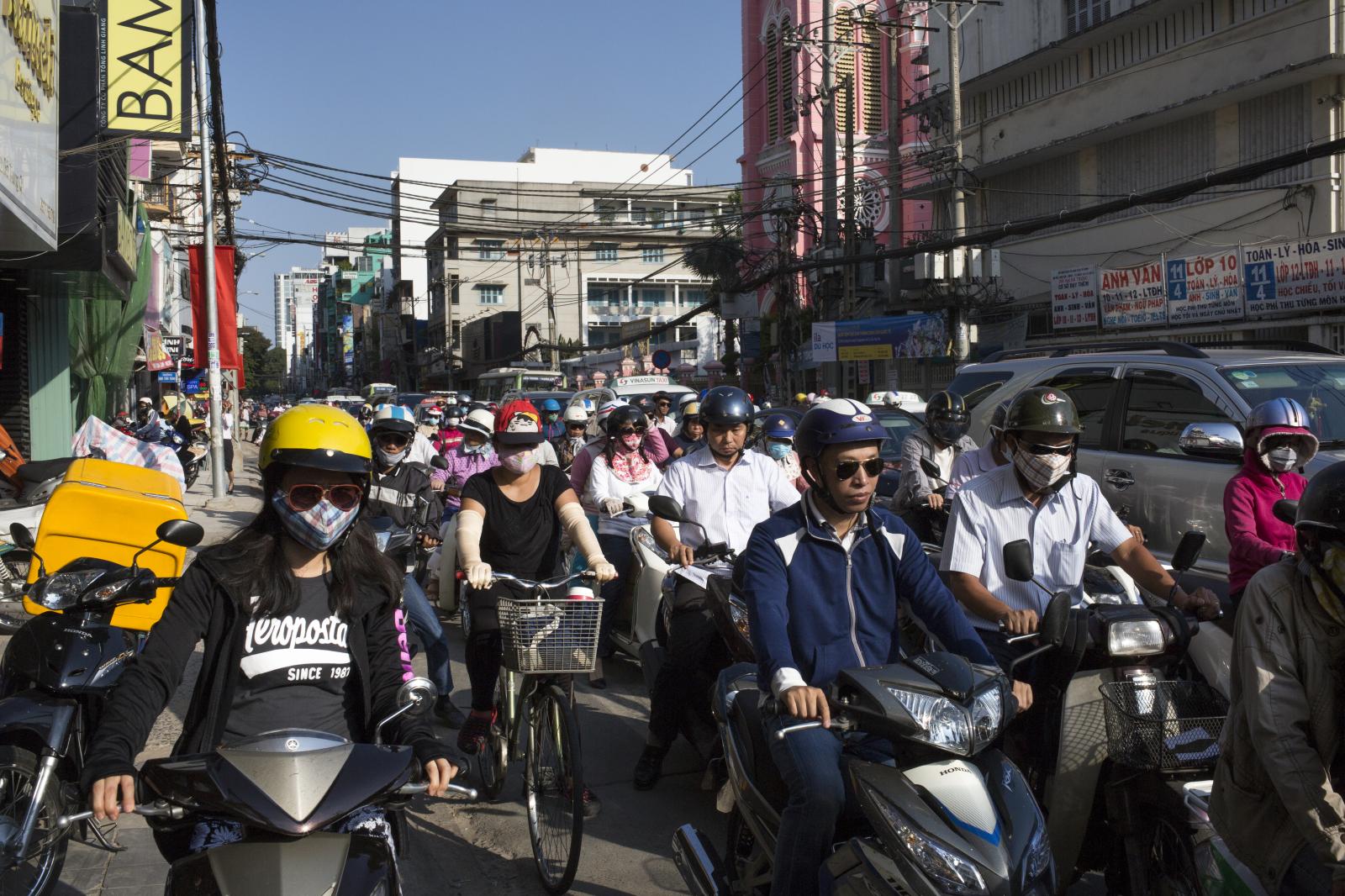 Traffic routier à Ho Chi Minh v...e 4 millions de cyclo-moteurs. 