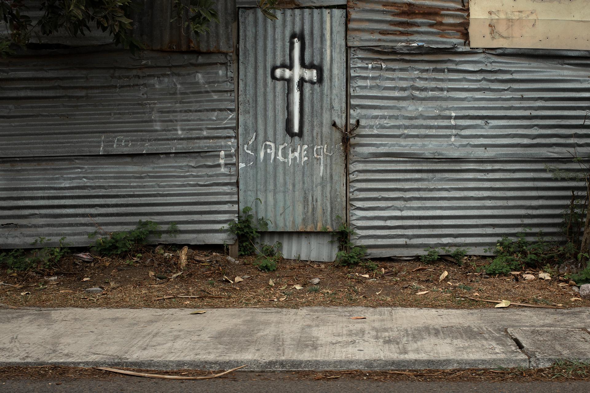 • Mayotte, dernière frontière d’Europe (Mayotte) - Juin 2022, Mayotte. Une croix sur un mur dans un quartier...