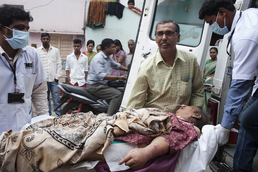  Paramedics rescue an elderly i...icine) www.siddharthjain.co.in 