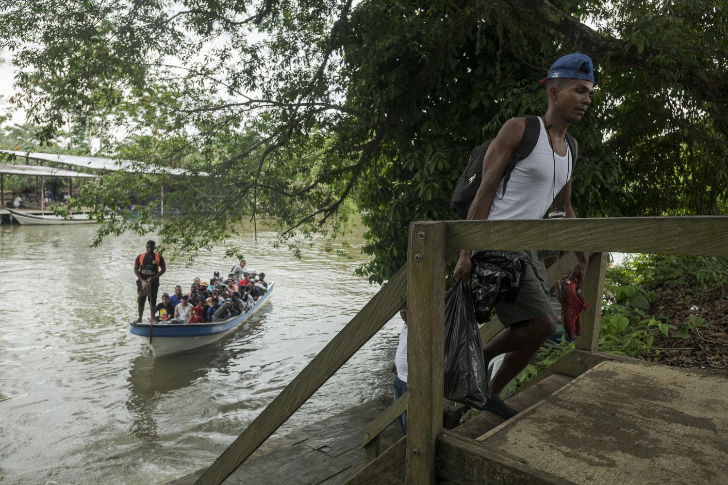 A group of migrants is about to...23, Choc&oacute;, Colombia.