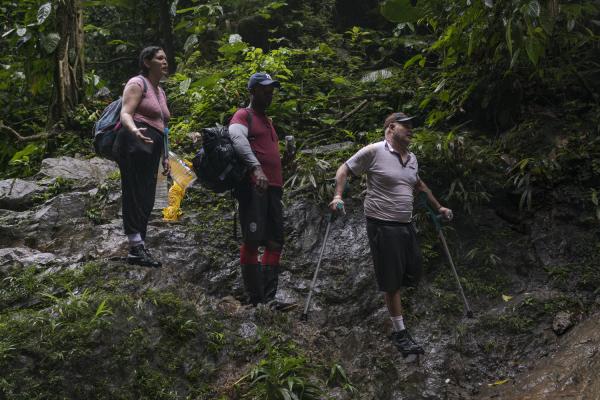 The journey trough Darien Gap - Manuel walks under the storm and on the rocks of the Darien jungle. Without a leg, the route...