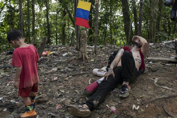 The journey trough Darien Gap - Jonathan falls to the ground totally tired and with colambres at the border of Colombia and...