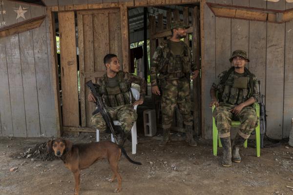 The violated territory, the isolation of the communities in Medio Atrato, Colombia - A group of soldiers guarding the Pogu&eacute; community take a break. Due to the high levels...