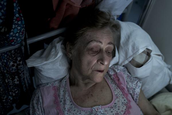 The stupid idea of ​​not seeing you again - 83-year-old Veronika checks messages from her relatives who are in Ukraine. She is lying in her...