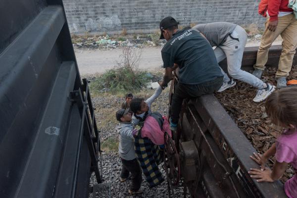 La tortuosa travesía, la migración a través de América. - A group of migrants boards the &quot;La Bestia&quot; train in the city of Irapuato,...