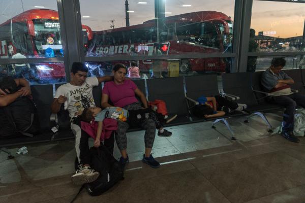 La tortuosa travesía, la migración a través de América. - The Pe&ntilde;a family waits for a bus at the transport terminal in the city of Monterrey....
