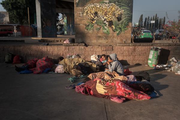 La tortuosa travesía, la migración a través de América. - A group of migrants sleeps on the streets of the city of Irapuato. They were stranded after...