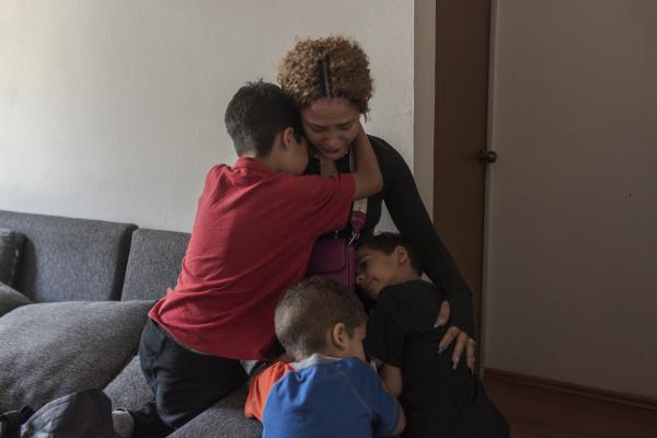 The tortuous journey, the migration through America - Alejandra says goodbye with a hug to little Mathias, Abrahan and Mauricio, they are about to...