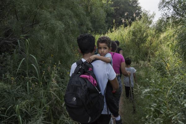 The tortuous journey, the migration through America - The Peña family walks along the banks of the Rio Grande, they look for the best option to cross...