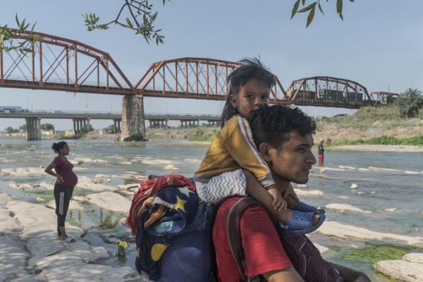 The tortuous journey, the migration through America - A Venezuelan family recently arrived in Piedras Negras, looking for the best option to cross the...