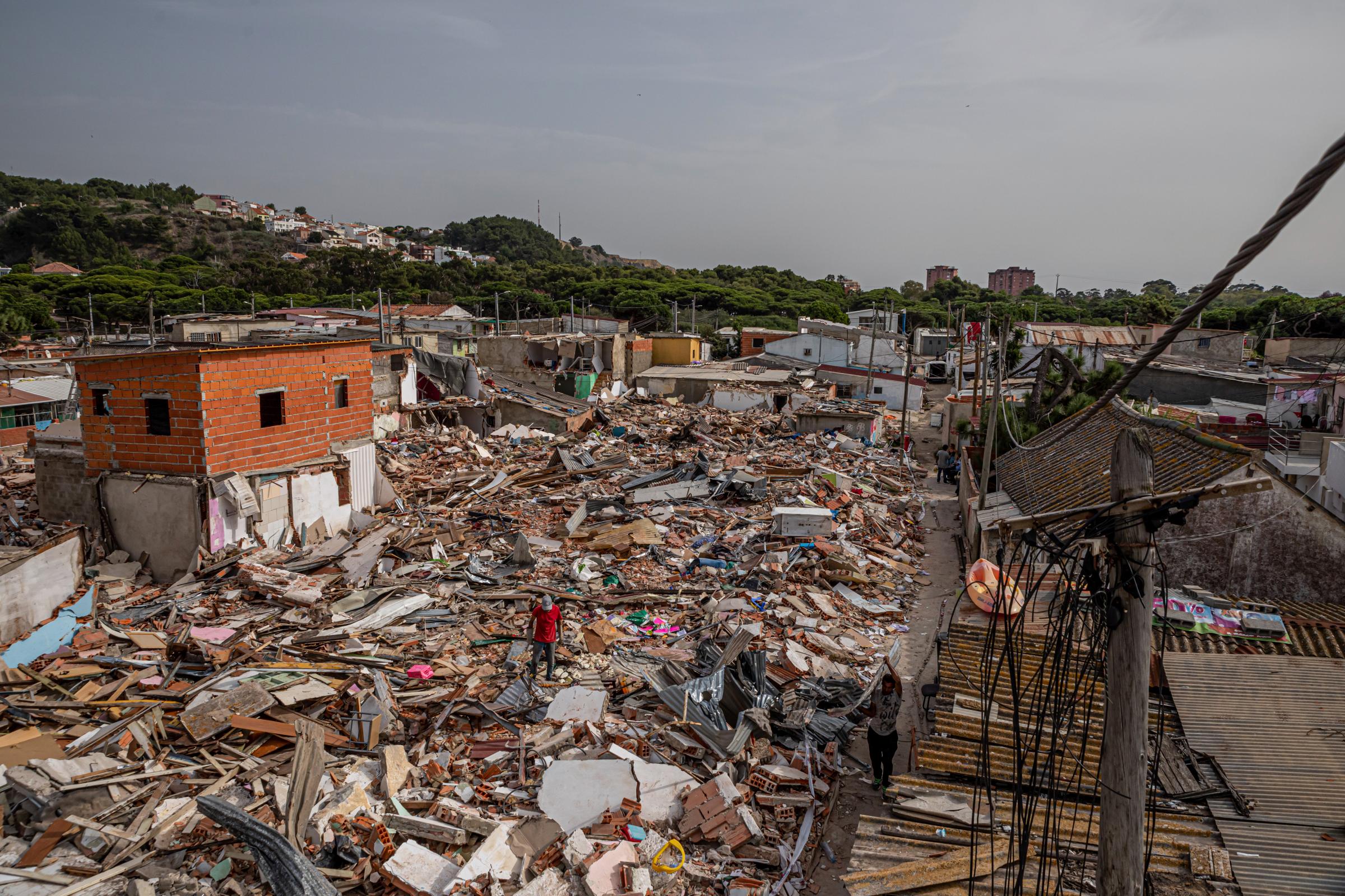 The Aftermath 2º Torrão - The debris was left for weeks on end, leading to the...