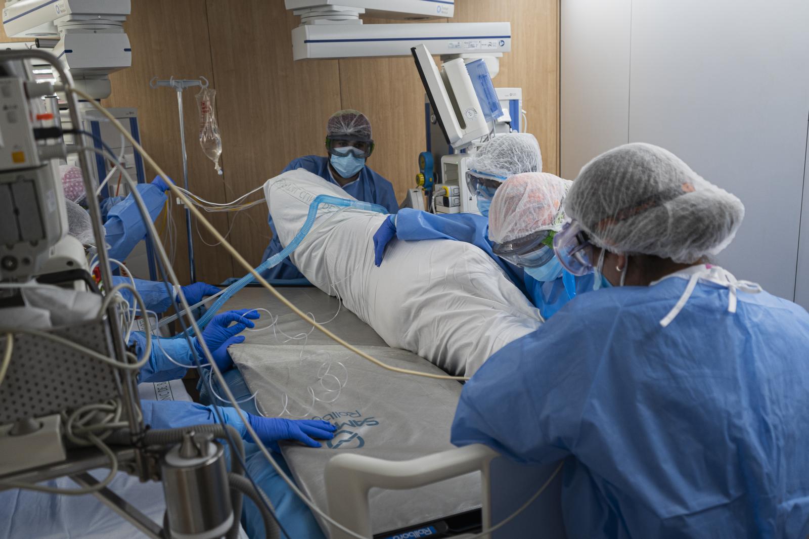 Image from DAILY NEWS - Medical workers from the ICU Covid-19 at the Hospital...