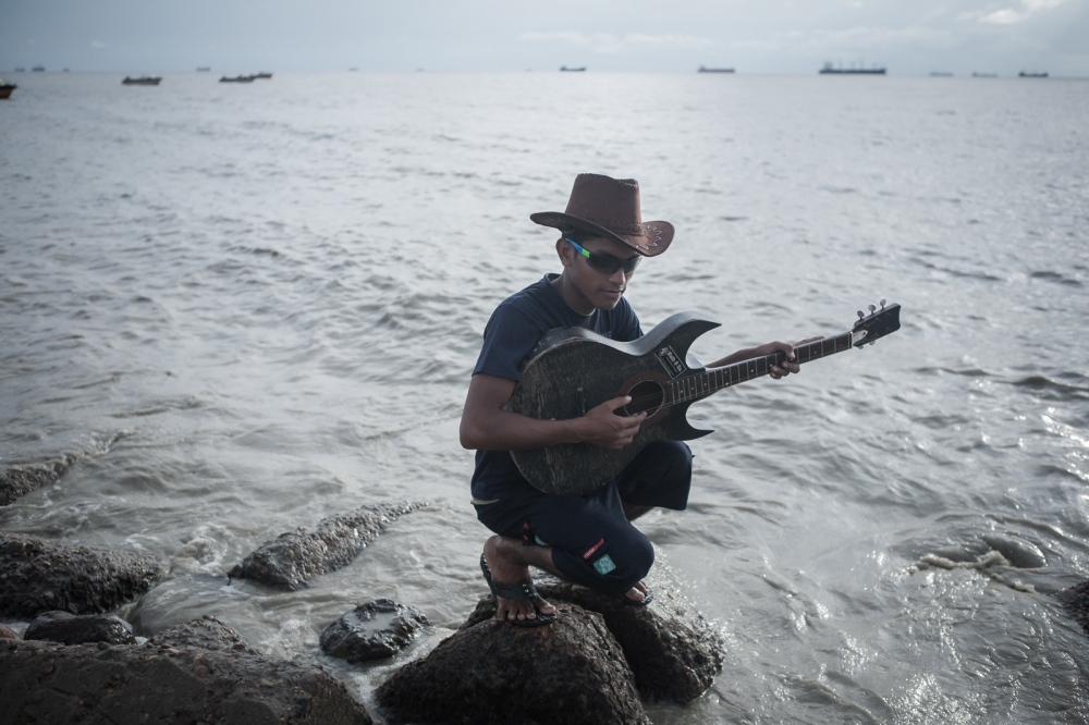 The beach Guitarist