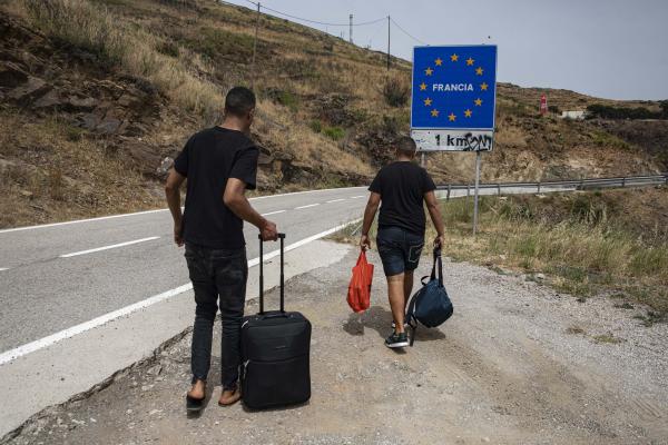 Young undocumented migrants follow the Republican exile route in Portbou (Spain) | Buy this image
