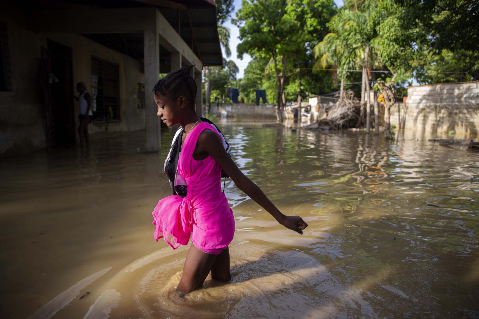 A girl walks to her flooded hou...arco. ( Photo/Dieu Nalio Chery)