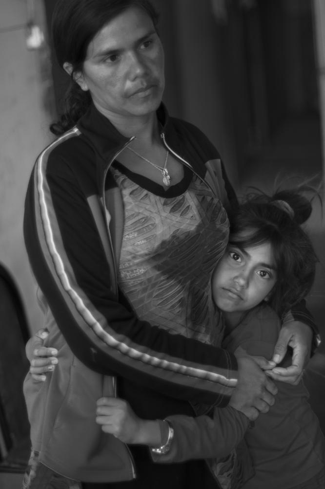 Mother and daughter keep hope i...speranza en un acogedor abrazo.