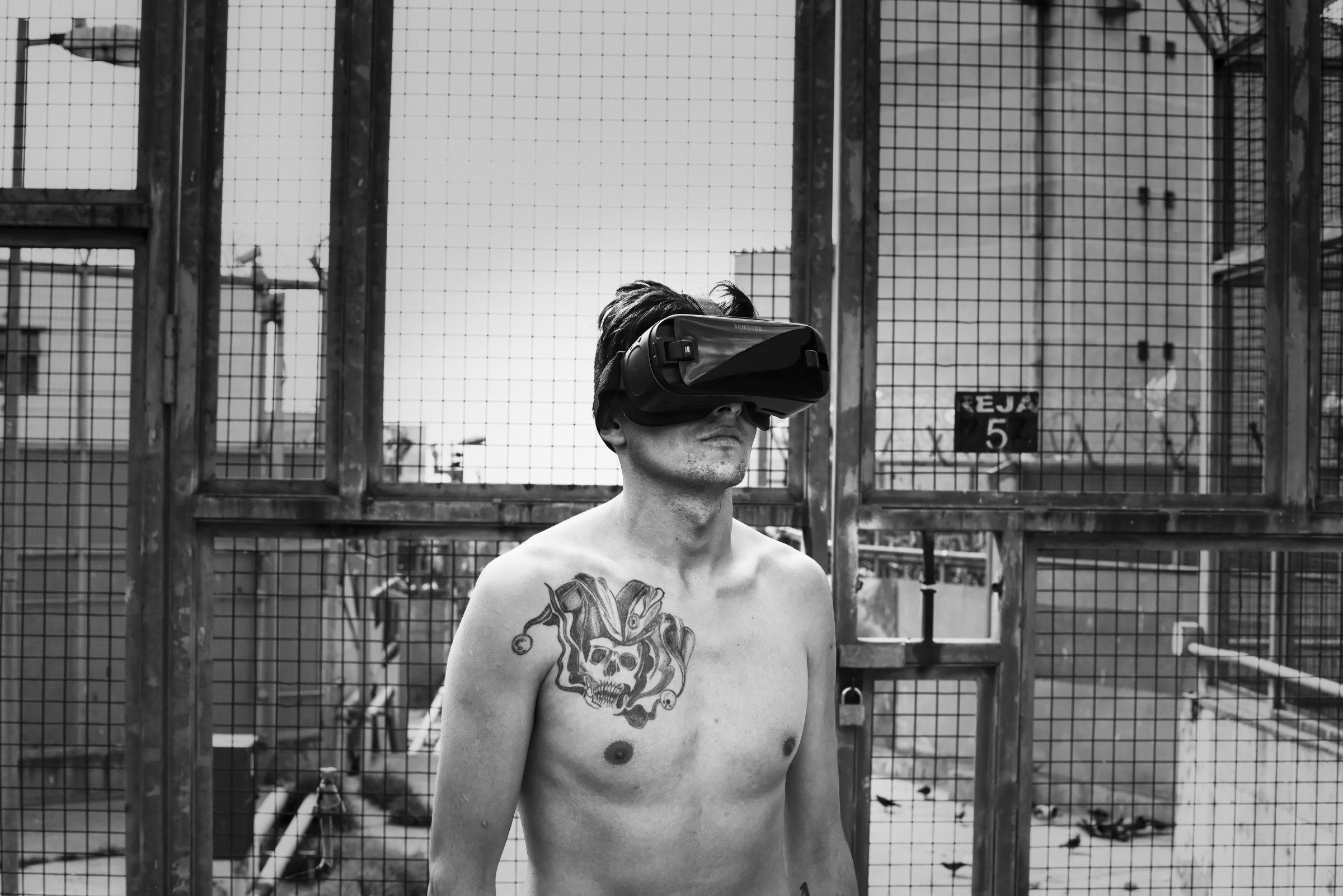 Grid Nº5/Reja Nº5 - Jes&uacute;s is a prisoner who is part of the workshop in which virtual reality elements are...