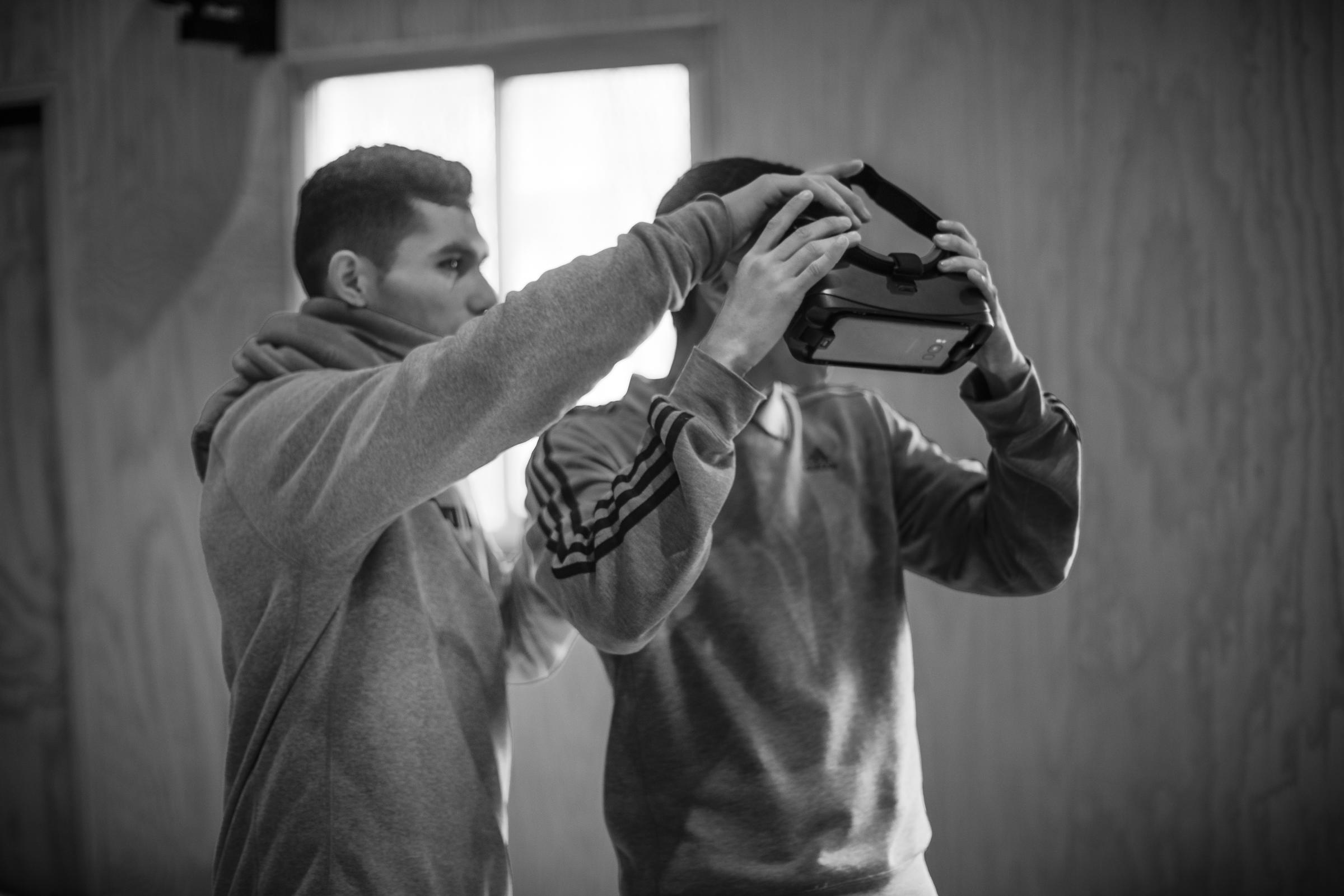 Grid Nº5/Reja Nº5 - Franco helps his partner put on the VR Headset.
