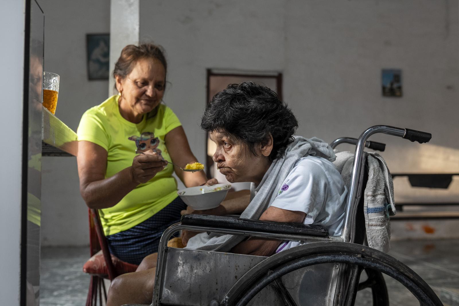 Patricia Triviño alimenta a su ...tro pacientes con el Síndrome. 