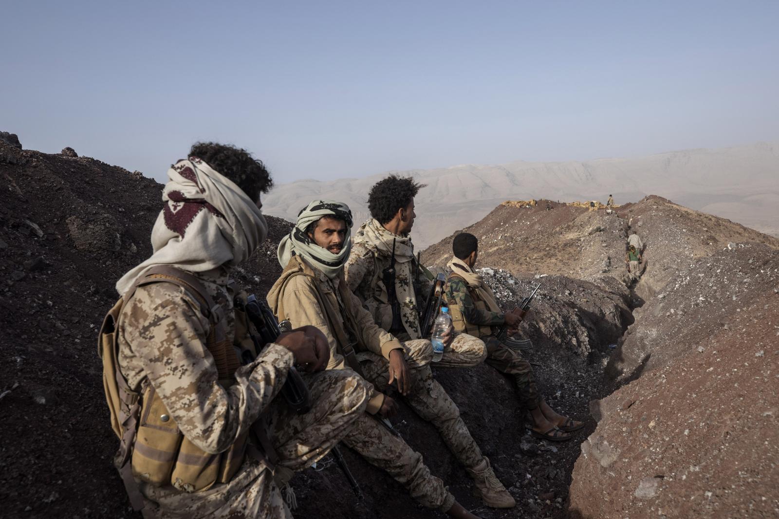  Yemeni fighters backed by the ...tline, Yemen on June 19, 2021. 