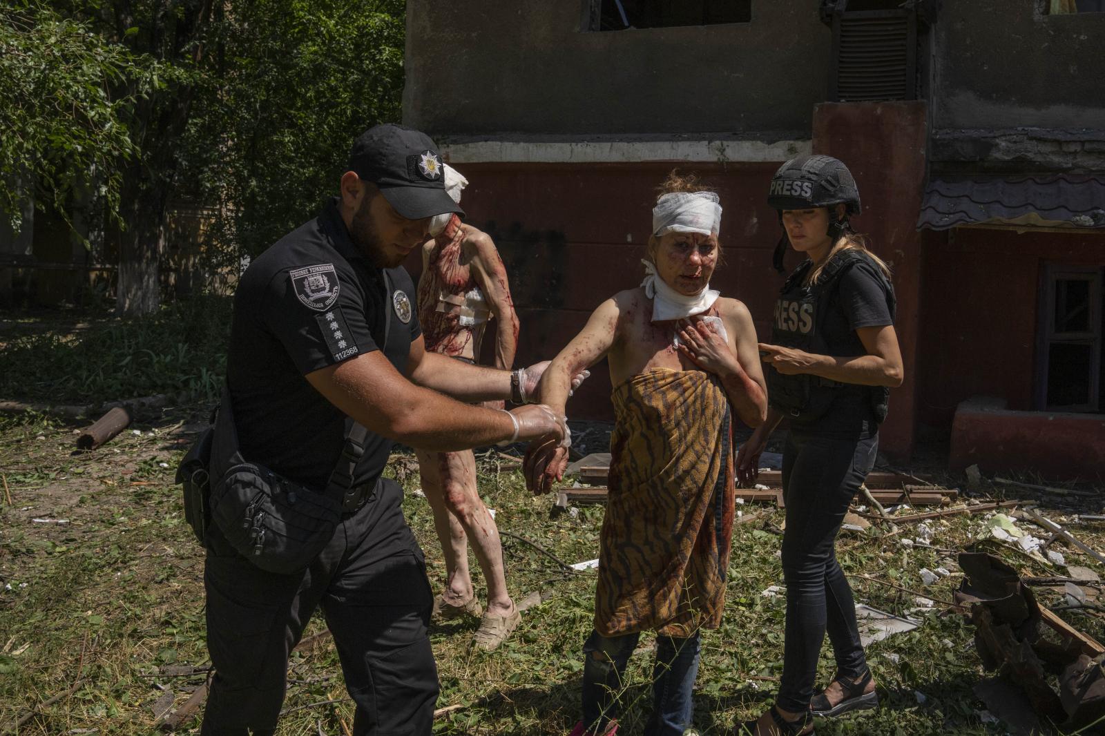  A police officer helps an inju...tern Ukraine, on July 7, 2022. 