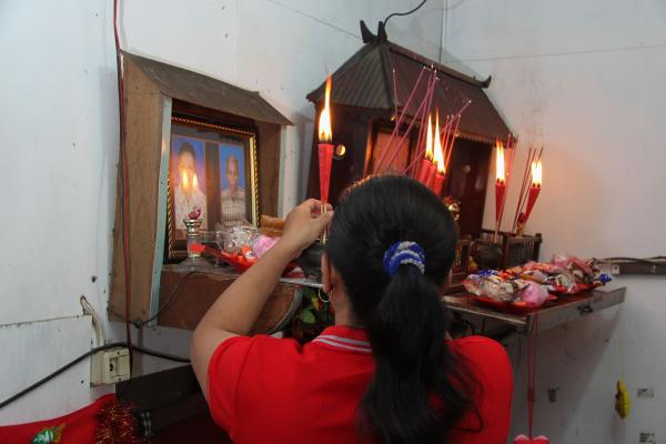 Hope In Tambak Bayan -   Sumiati will clean the photo booth and light incense to pray for her father and mother  