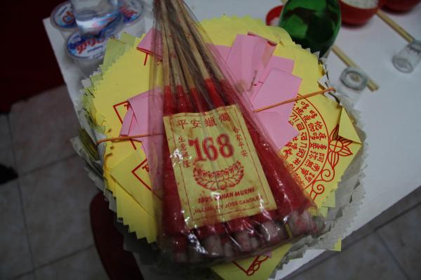 Hope In Tambak Bayan -   The equipment used for Chinese New Year is incense and gold banknotes  