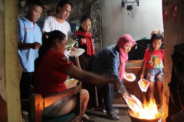 Hope In Tambak Bayan -   Even though the Sum family is Muslim, Chinese New Year is always celebrated with family. One of...