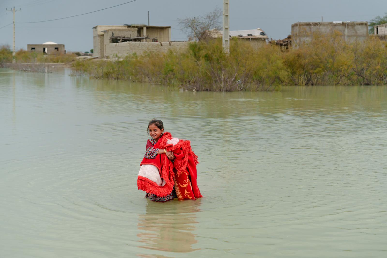  displaced girl |&nbsp; A g...ms to stay safe from the cold. 