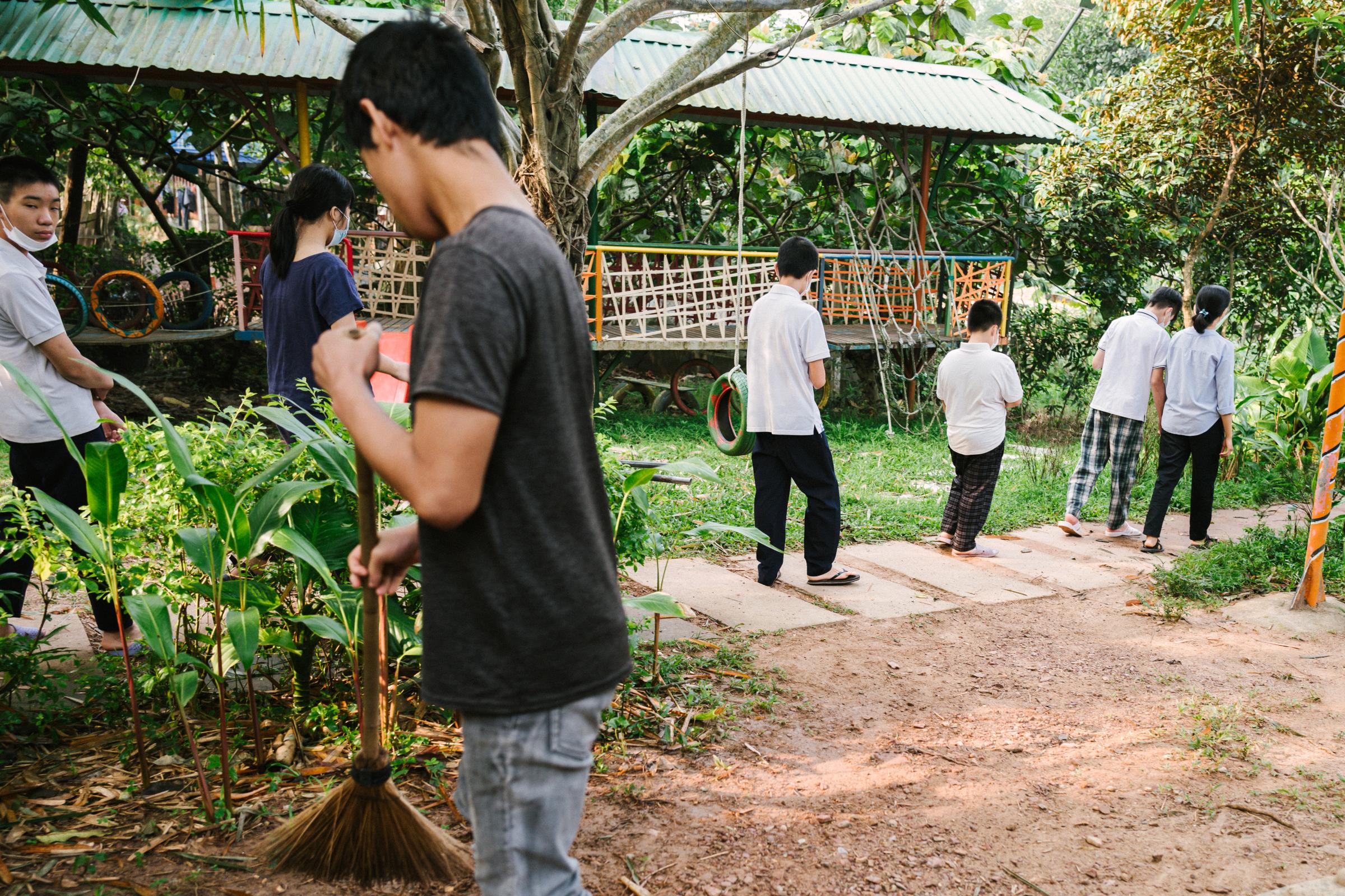 A day in life at Peaceful Bamboo Family - As a community following the Camphill movement, Tinh Truc...