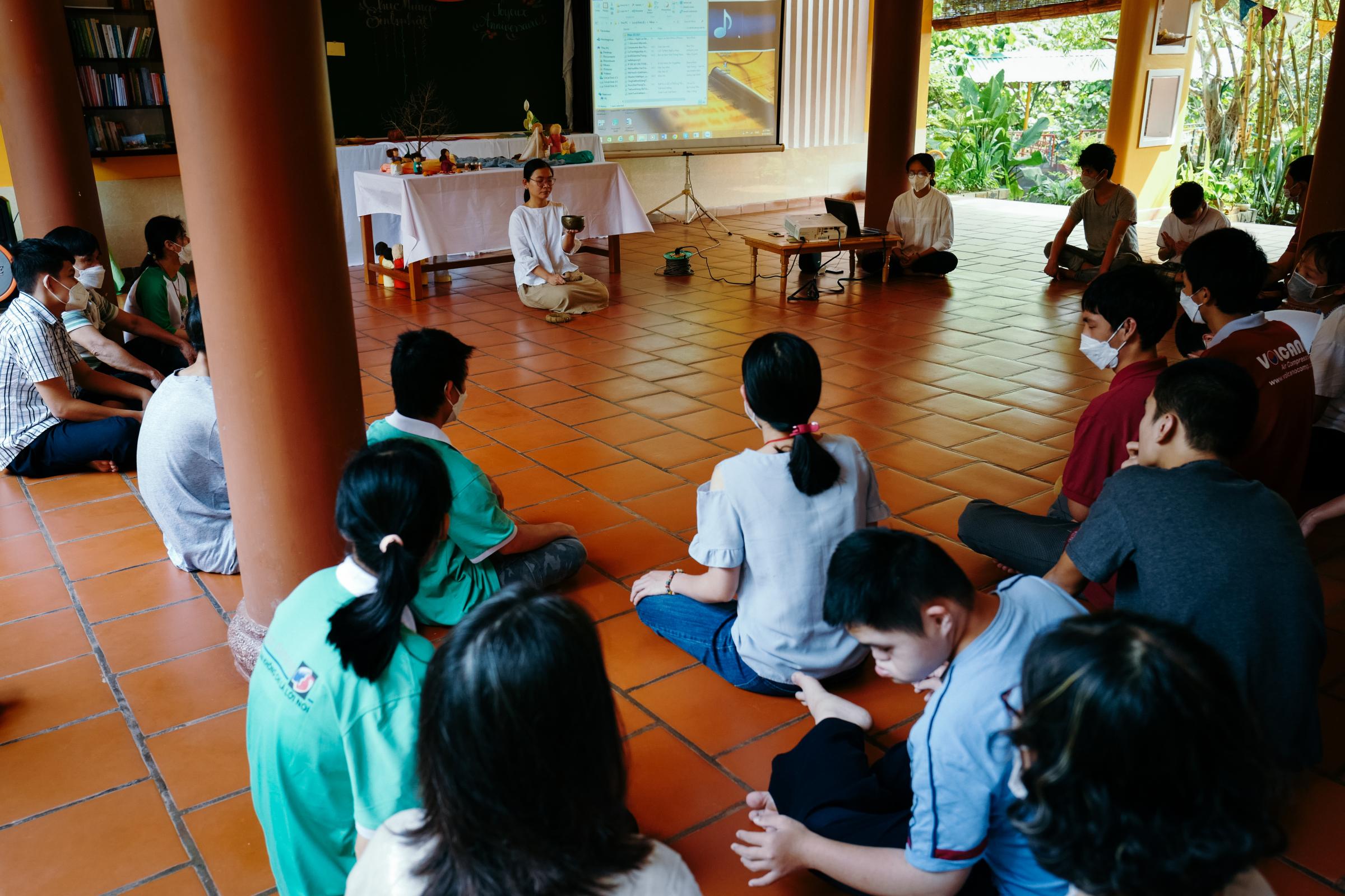 13th anniversary of Peaceful Bamboo Family (Tinh Truc Gia) - It's showtime! Ms. Ngan, the event host, started the...