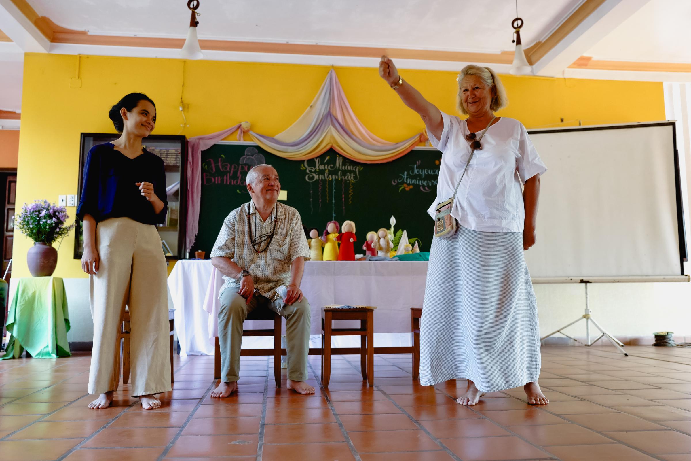 13th anniversary of Peaceful Bamboo Family (Tinh Truc Gia) - Madam Lisi Ha Vinh gave a welcome speech. Looking at her...