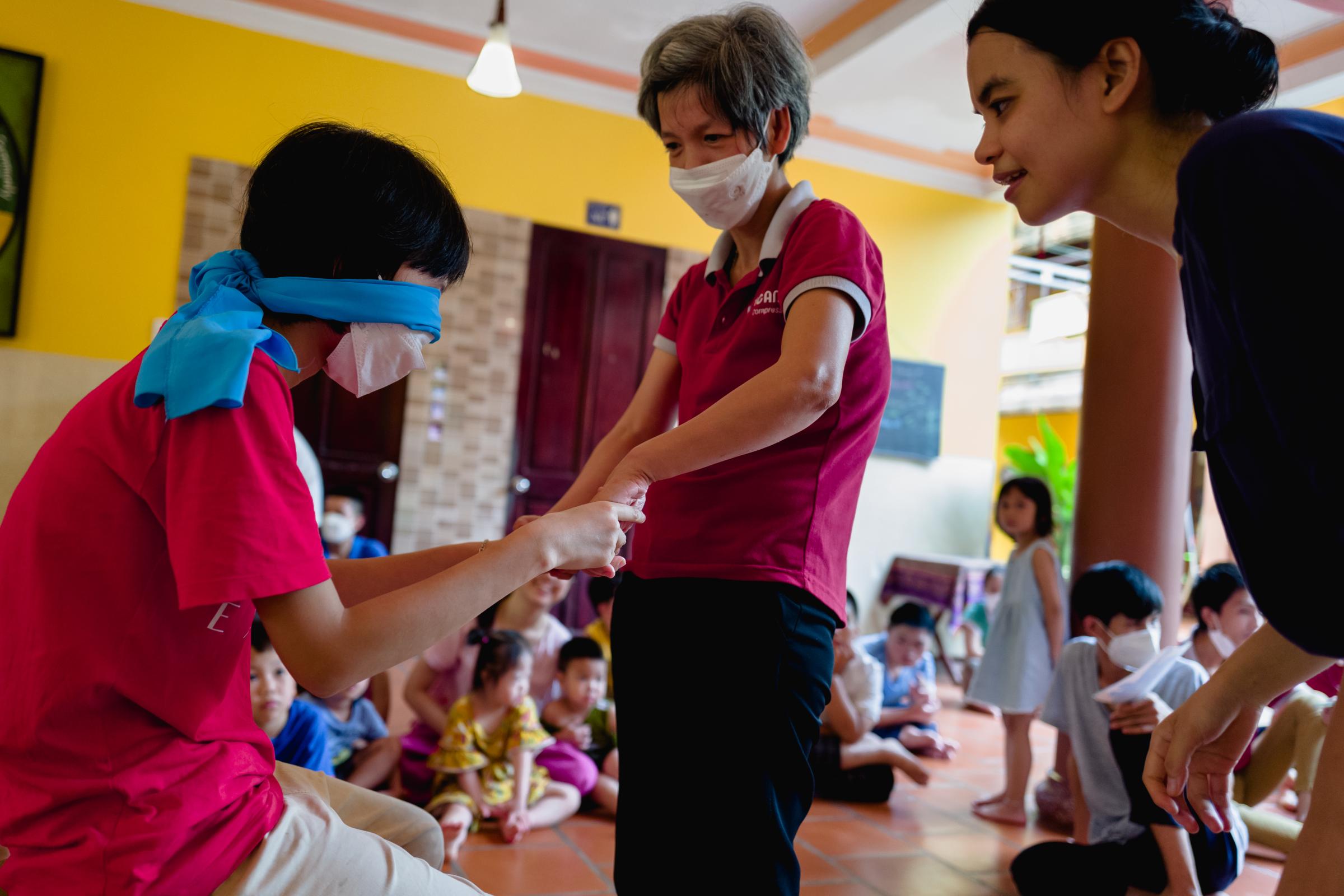 13th anniversary of Peaceful Bamboo Family (Tinh Truc Gia) - Games and quizzes to spark up the atmosphere.