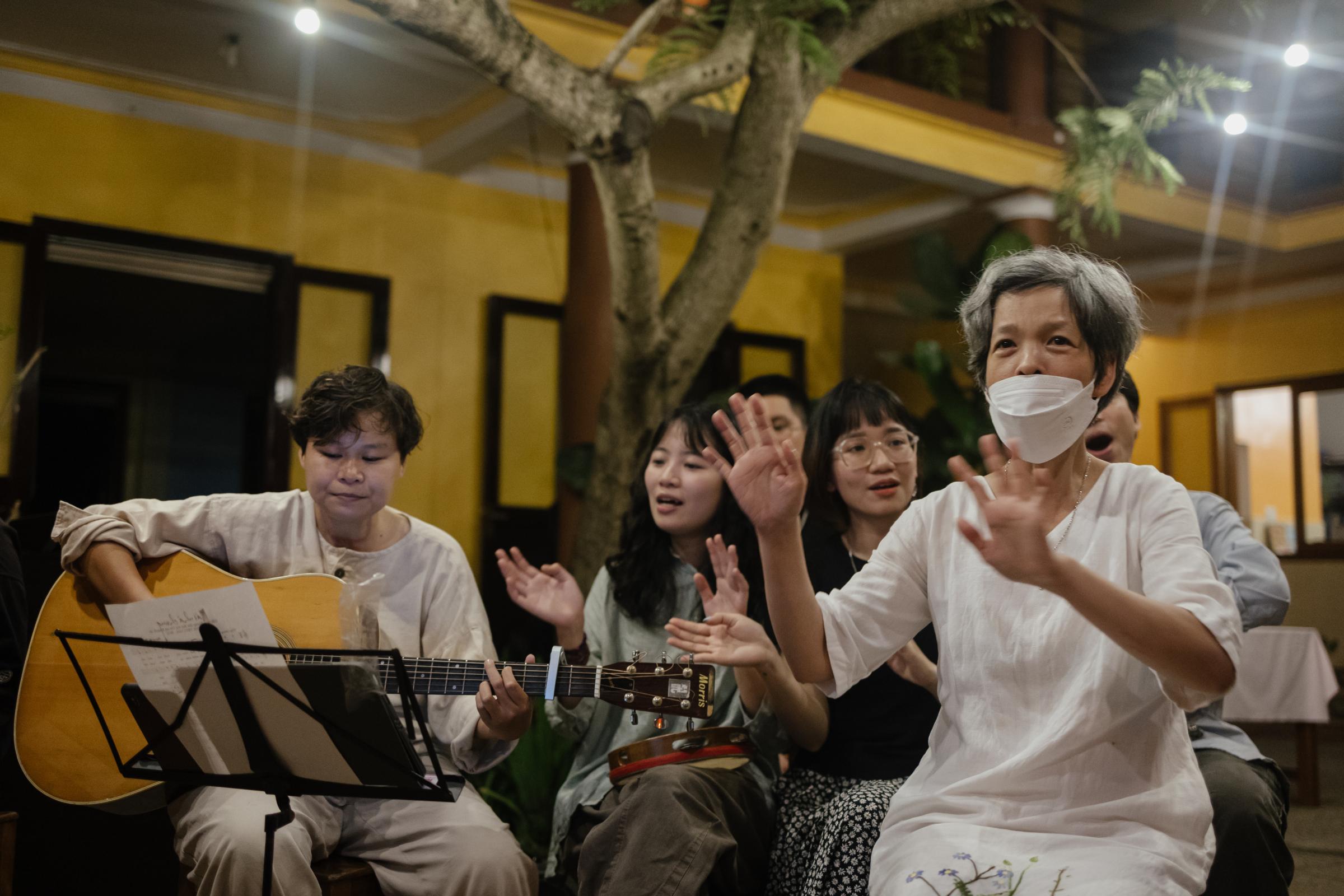 13th anniversary of Peaceful Bamboo Family (Tinh Truc Gia) - Although a semi-pro music band was invited to perform,...