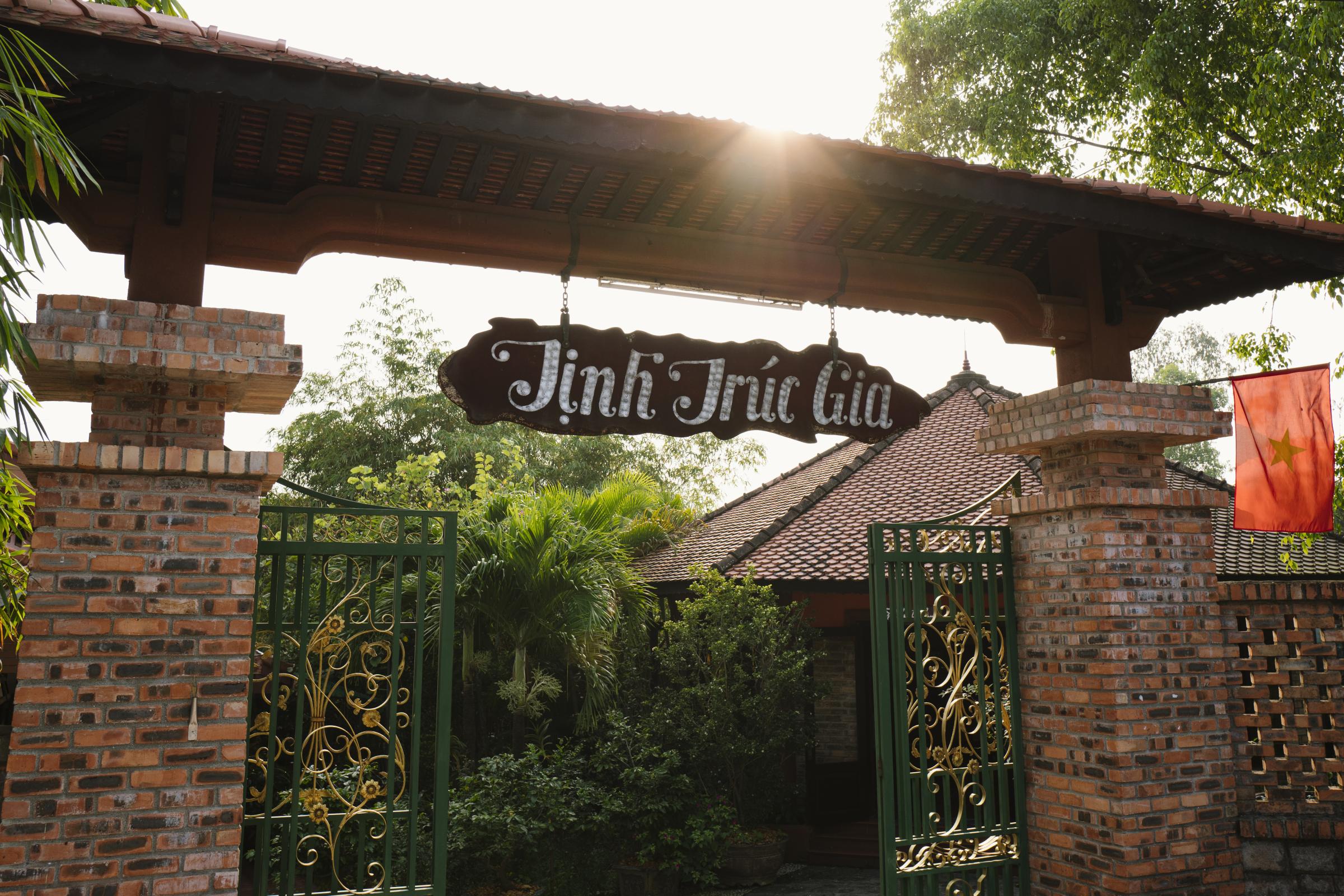 Early morning sunlight as I arrived at Tinh Truc Gia.