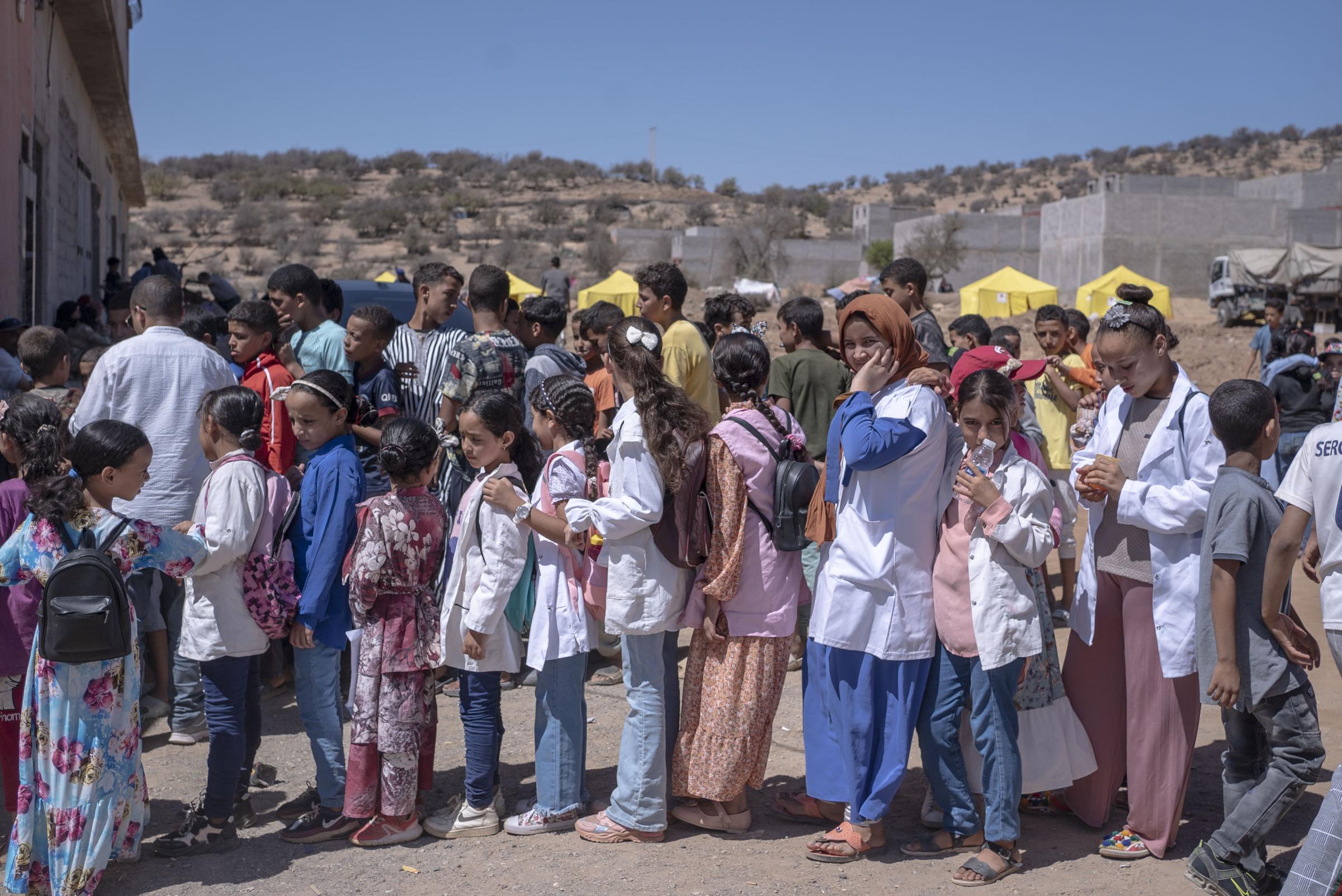 Maroc - the shock - Des petites filles font la queue devant une...